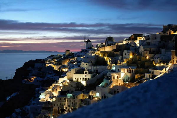 Geweldige Zonsondergang Het Pittoreske Verlichte Dorpje Oia Santorini Griekenland — Stockfoto