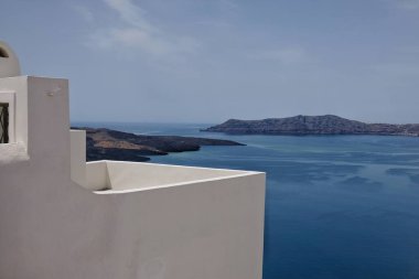 Fira Santorini 'nin Ege Denizi üzerindeki balkonundan nefes kesici bir manzara.