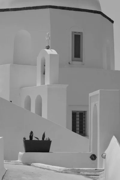 Vista Cerca Una Hermosa Iglesia Ortodoxa Encalada Tradicional Santorini Grecia — Foto de Stock