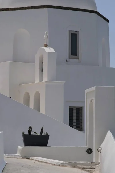 Vista Perto Uma Bela Igreja Ortodoxa Branca Tradicional Santorini Grécia — Fotografia de Stock