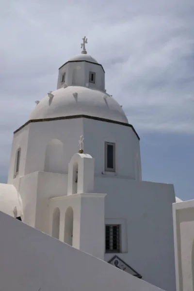 Veduta Una Bella Chiesa Ortodossa Tradizionale Imbiancata Santorini Grecia — Foto Stock