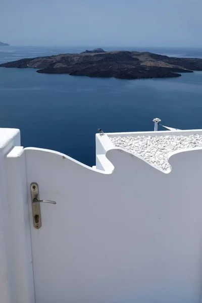 ギリシャのサントリーニ島 2021年5月7日 エーゲ海とギリシャのサントリーニ島の火山の美しい景色を望む住宅の建物につながるドアとステップ — ストック写真