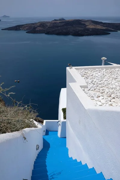 ギリシャのサントリーニ島 2021年5月7日 エーゲ海とギリシャのサントリーニ島の火山の美しい景色を望む住宅ビルにつながる青い階段 — ストック写真