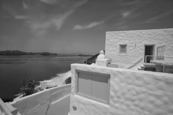Utsikt Över Vacker Vitkalkad Och Traditionell Ortodox Kyrka Santorini Grekland — Stockfoto