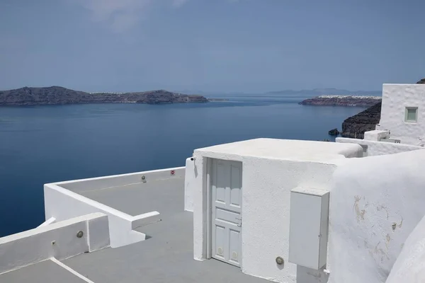 그리스의 산토리니에 아름다운 전통적으로 회칠을 건물들의 — 스톡 사진