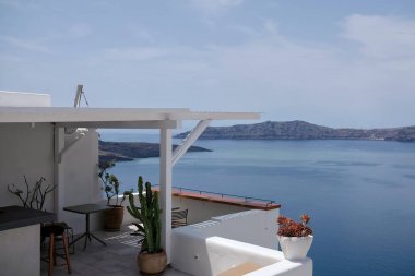 Fira Santorini Yunanistan 'daki güzel Ege Denizi' nin önündeki geleneksel bembeyaz balkon binası manzarası