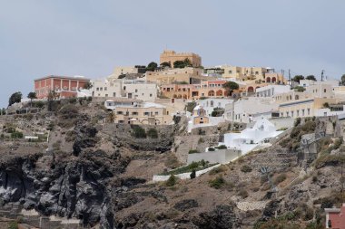 Santorini, Yunanistan - 7 Mayıs 2021: Santorini Yunanistan 'daki Fira köyünün balkonlu resimli villaların panoramik manzarası 