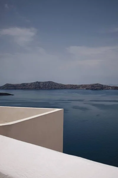 Вид Традиционное Белоснежное Здание Балкона Перед Красивым Эгейским Морем Фира — стоковое фото