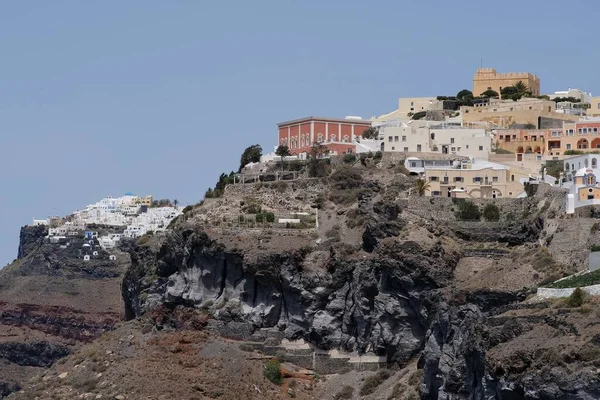 在一个美丽而阳光明媚的日子里 Fira Santorini村及其酒店和餐馆的风景如画的全景 — 图库照片