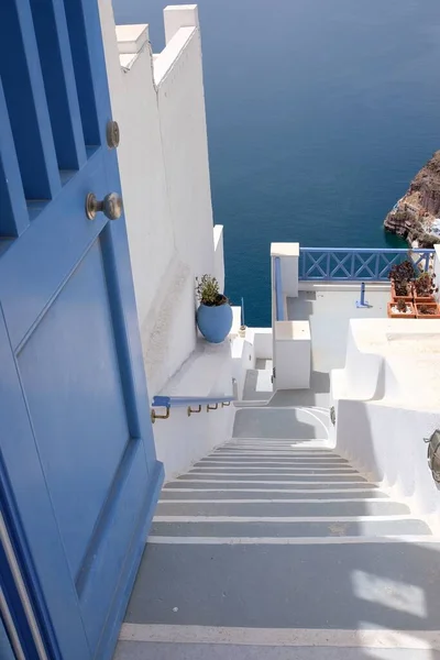 Santorini Grécia Maio 2021 Uma Porta Degraus Que Levam Edifício — Fotografia de Stock