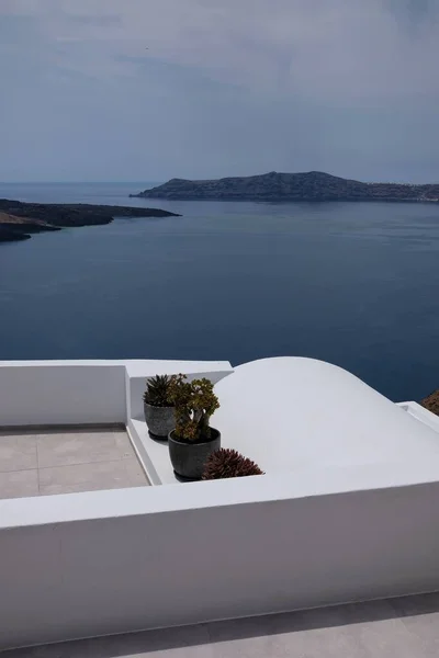 Widok Tradycyjnego Budynku Balkonem Wybielonym Przed Pięknym Morzem Morza Egejskiego — Zdjęcie stockowe