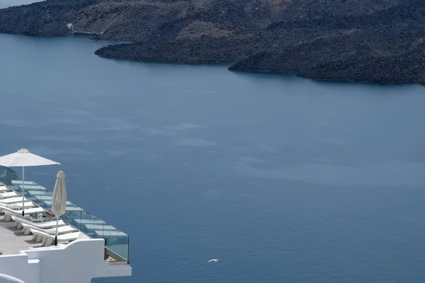Spektakularny Widok Kalderę Wulkan Santorini Luksusowego Hotelu Leżakami — Zdjęcie stockowe