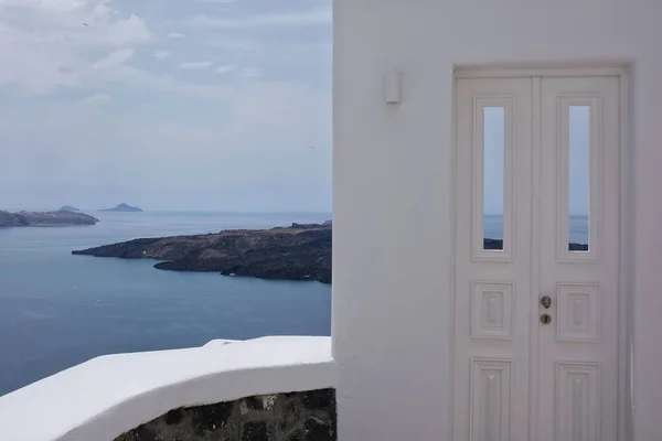 Piękne Białe Drzwi Malownicza Wioska Fira Santorini Grecja Zapleczu — Zdjęcie stockowe