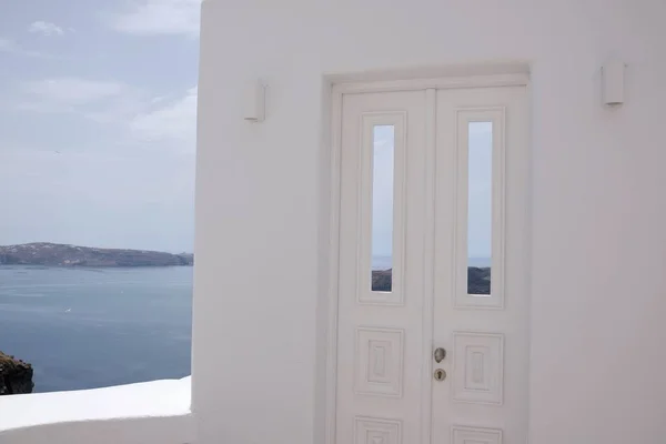 典型的な白い扉とエーゲ海の素晴らしい景色とサントリーニ島の火山ギリシャ — ストック写真