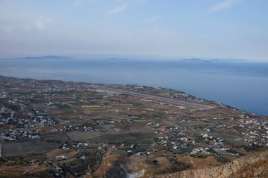 Santorini Yunanistan 'daki Kamari köyünün panoramik manzarası ve deniz manzarası