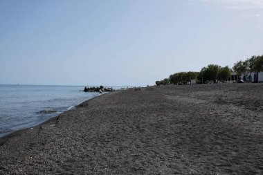 Santorini Yunanistan 'daki ünlü Perissa plajı 