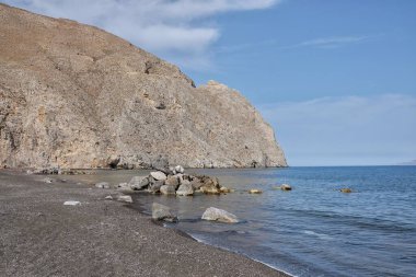 Deniz ve dağ manzarası