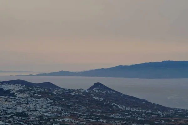 サントリーニ島の視点からのカマリと海の村のパノラマビューギリシャ — ストック写真