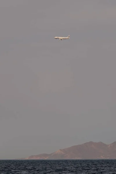 飛行機の眺めは海の上を飛ぶ — ストック写真