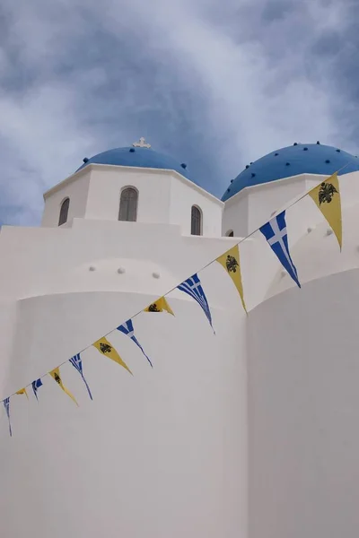 Veduta Una Chiesa Ortodossa Imbiancata Con Bandiere Bizantine Greche Santorini — Foto Stock