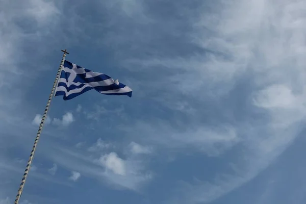 Hellas Flagg Vifter Blå Himmelbakgrunn – stockfoto