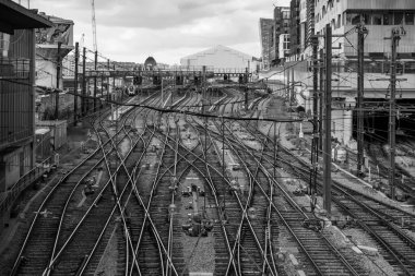 Paris 'teki Austerlitz tren istasyonundaki tren raylarının ve kavşakların siyah beyaz görüntüsü.