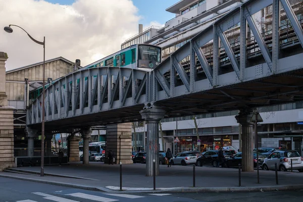 Paryż Francja Lutego 2022 Widok Przejeżdżający Naziemny Pociąg Metra Centrum — Zdjęcie stockowe
