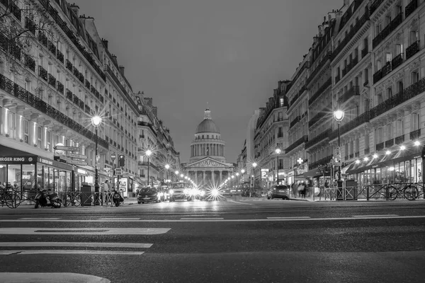 フランス 2022年2月11日 パリの大通りと黒と白の夜の背景にある有名なパンテオン記念碑で忙しい交通 — ストック写真