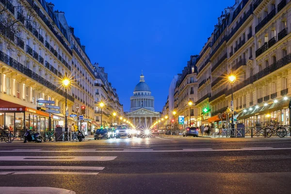 2022年2月11日 法国巴黎 巴黎一条林荫大道上繁忙的交通 以及著名的黑白相间的泛神殿纪念碑 — 图库照片