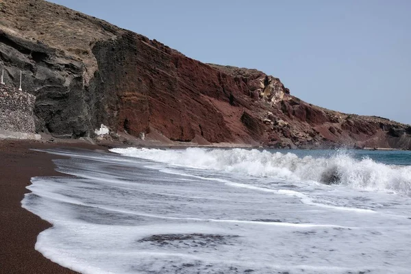 Panoráma Kilátás Híres Piros Strand Egy Szeles Napon Santorini — Stock Fotó