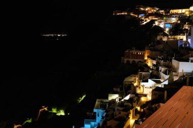 Santorini, Yunanistan - 7 Mayıs 2021: Santorini Yunanistan 'daki ünlü Fira köyünün panoramik manzarası