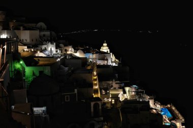 Santorini, Yunanistan - 7 Mayıs 2021: Santorini Yunanistan 'daki ünlü Fira köyünün panoramik manzarası