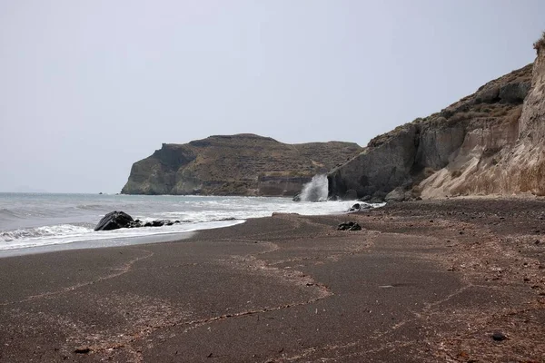 Vue Panoramique Célèbre Plage Rouge Par Une Journée Venteuse Santorin — Photo