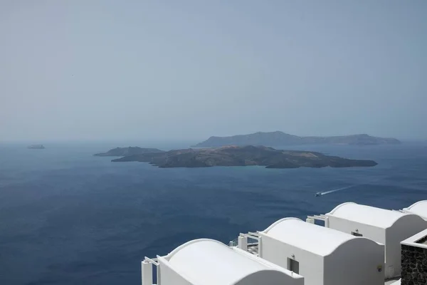 ギリシャサントリーニ島2021年5月7日 サントリーニ島の港を出発し 有名な火山ネア カメニの隣を通過するフェリー — ストック写真