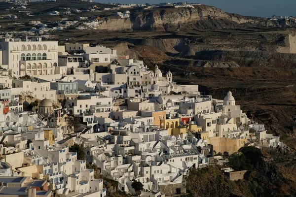 Increíble Vista Del Famoso Pueblo Fira Santorini Mientras Pone Sol —  Fotos de Stock