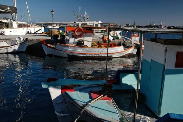 Санторини Греция Мая 2021 Года Разнообразная Рыбная Лодка Маленькой Гавани — стоковое фото