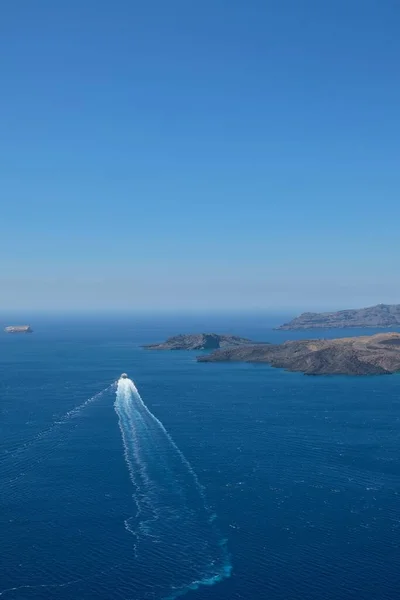 Een Veerboot Die Haven Van Athinios Santorini Verlaat Een Prachtige — Stockfoto