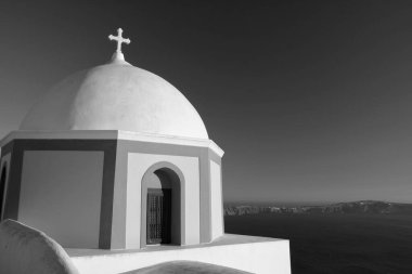 Santorini Yunanistan 'da güzel bir ortodoks kilisesi, mavi gökyüzü ve Ege Denizi manzarası