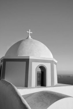 Santorini Yunanistan 'da güzel bir ortodoks kilisesi, mavi gökyüzü ve Ege Denizi manzarası