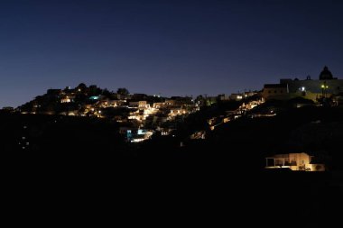 Gece vakti Fira Santorini Yunanistan 'ın resimlerle aydınlatılmış köyünün panoramik manzarası