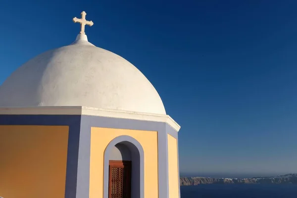 Zicht Een Prachtige Orthodoxe Kerk Blauwe Lucht Egeïsche Zee Santorini — Stockfoto