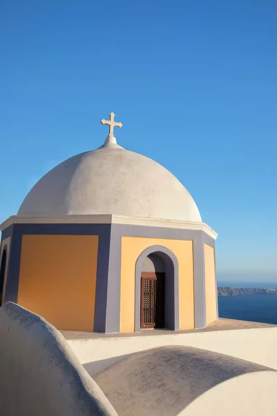 Zicht Een Prachtige Orthodoxe Kerk Blauwe Lucht Egeïsche Zee Santorini — Stockfoto