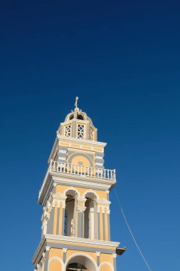 Güzel ve renkli bir Yunan Ortodoks Kilisesi ve Fira Santorini Yunanistan 'da mavi bir gökyüzü