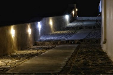 Gece şehir caddesi fenerlerle aydınlanıyor.