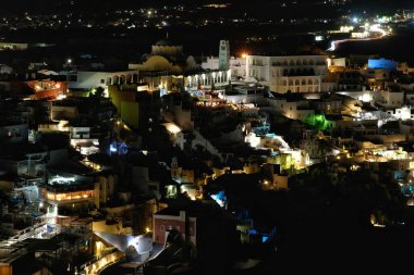 Gece vakti Fira Santorini Yunanistan 'ın resimlerle aydınlatılmış köyünün panoramik manzarası