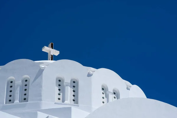在希腊圣托里尼 一座美丽的白色东正教教堂和令人惊奇的蓝天 黑白相间 — 图库照片
