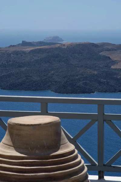 圣托利尼火山上的一个传统花瓶 用作阳台上的装饰和观景 — 图库照片