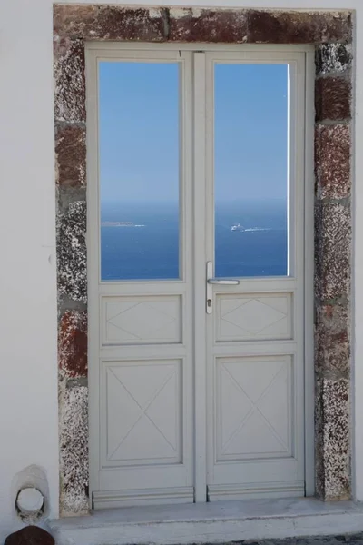Typisk Dörr Santorini Med Hisnande Utsikt Över Egeiska Havet Och — Stockfoto