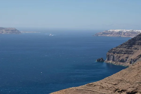 フィラ 崖やサントリーニ島ギリシャの背景にOiaの絵の村の眺め — ストック写真