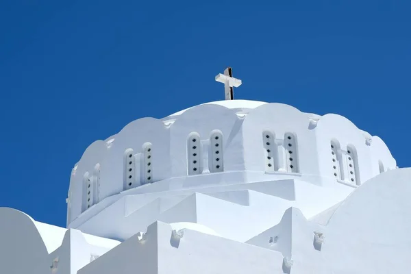 在希腊圣托里尼 一座美丽的白色东正教教堂和令人惊奇的蓝天 — 图库照片